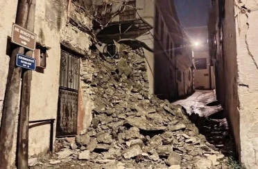 Yıkılan istinat duvarı yolu kapattı 