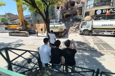 Yıkım çalışmalarını keyifle izleyen gençler 
