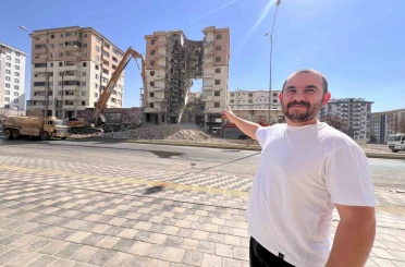 Yıkım çalışması sürüyor: Ortasında dev boşluk kalan bina dikkat çekti 