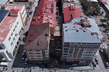 Yıkım esnasında zarar görüp tahliye edilmişti, tehlike saçmaya devam ediyor 