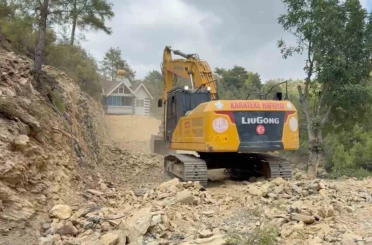 Yıkım kararı çıkan evini 150 metre taşıyıp tapulu arazisine yerleştirdi 