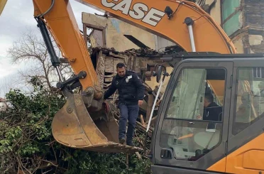 Yıkım sırasında Türk bayrağı hassasiyeti 