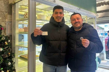 Yılbaşı pastasından altın çıkınca şaşırdı 