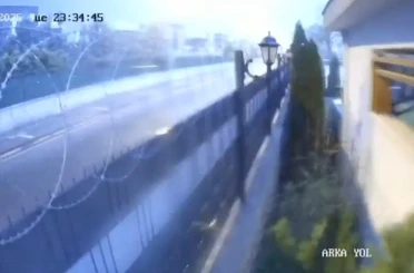 Yıldırım düştü, gece gündüze döndü