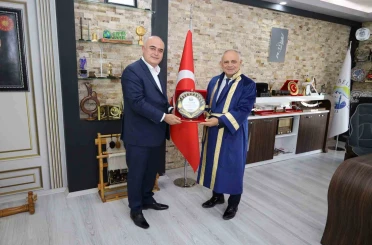 Yılın ‘Fahri Ahisi’ seçilen Yahyalı Belediye Başkanı Esat Öztürk’e ahilik kaftanı giydirildi 