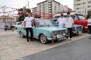 Yıllara meydan okuyan klasik otomobiller görücüye çıktı 