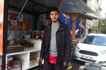 Yıllarca izlediği videolara özenen genç, hevesle başladığı işinde 1 buçuk metrekarelik seyyar tezgahında ekmek parasını kazanıyor