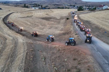 Yıllardır özel günlerde yapılıyor, traktörüne binen konvoya katılıyor 