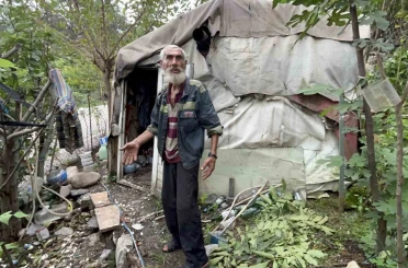 Yıllardır yalnız başına yaşamını çadırda sürdüren yaşlı adam yeni yuvası olan konteynerine kavuştu 