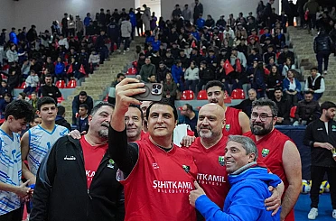 Yılmaz, parkede gençlerle kozlarını paylaştı 