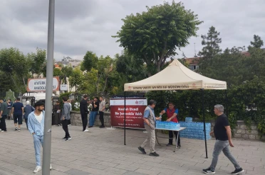 YKS sınavında öğrenci ve ailelere su dağıtıldı