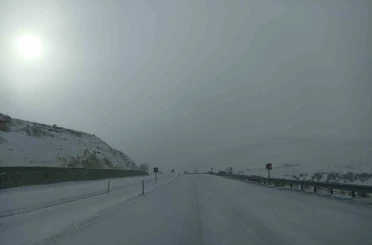 Yoğun kar ilçeyi esir aldı, Kayseri-Malatya yolu trafiğe kapatıldı 