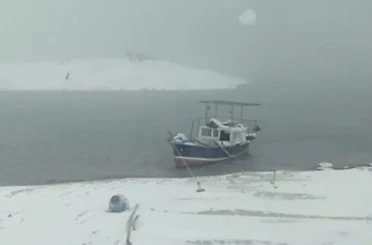 Yoğun kar ve sis balıkçıları durdurdu: Tekneler kıyıya çekildi 