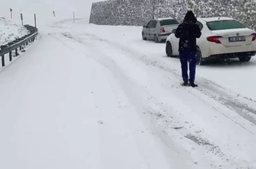 Yoğun kar yağışı, Palandöken geçidinde sürücülere zor anlar yaşattı 