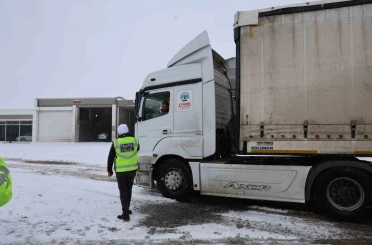 Yoğun kar yağışı ulaşımı etkiledi 