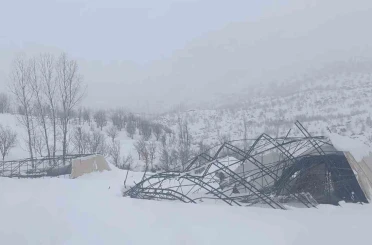 Yoğun kar yağışına dayanamayan halı sahanın demirleri çöktü 