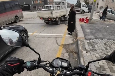 Yoğun trafikte karşıya geçemeyen yaşlı kadının imdadına duyarlı sürücü yetişti 