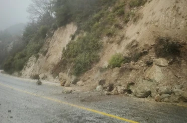 Yoğun yağış sebebiyle kayan topraklar yolları kapattı 