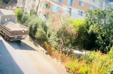 Yokuşu çıkamayan kum yüklü kamyon incir toplayan 10 çocuk annesini canından etti: Kaza anı kamerada 
