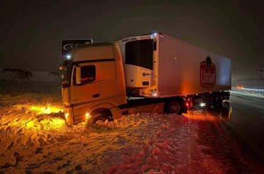 Yol buzlandı, tırlar makasladı 