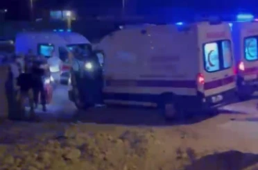 Yol çalışma alandaki çukura düşen otomobildeki 3 kişi yaralandı 