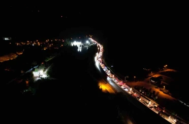 Yol çalışması ve trafik kazası birleşince Sakarya D-650 karayolunda trafik kilitledi 