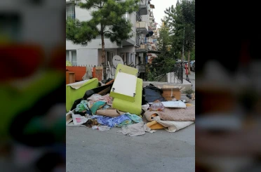 Yol kenarına bırakılan mobilyalar ve atıkların önüne geçilemiyor 