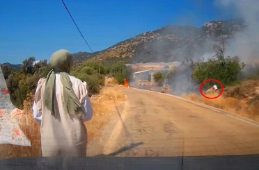 Yol kenarındaki yangını gören tatilci aile alevlere yangın tüpüyle müdahale etti 