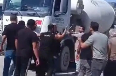 Yol verme tartışmasında sinirlenen vatandaş, kendini ringde hissedercesine kamyonu yumrukladı 