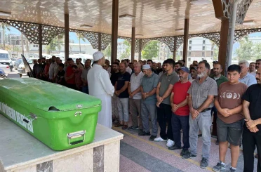 Yola kaçan topunu yakalamak isterken pikabın çarptığı Umut son yolculuğuna uğurlandı 