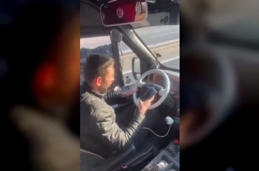 Yolcu dolu dolmuşta bir yandan telefona baktı, diğer yandan aracı kullandı 