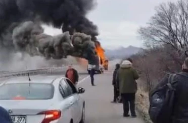 Yolcu minibüsü alev topuna döndü