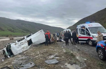 Yolcu minibüsü dere yatağına yuvarlandı: 16 yaralı 