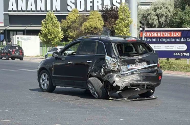 Yolcu minibüsü ile otomobil çarpıştı: 8 yaralı 