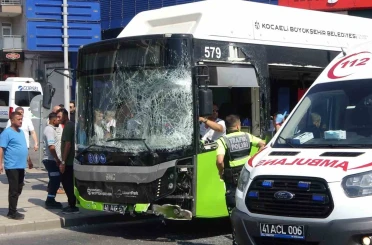 Yolcu otobüsü ile kamyonet çarpıştı: 1’i çocuk 6 yaralı 