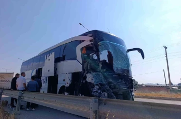 Yolcu otobüsü kamyonete çarptı: 1 ölü, 15 yaralı 