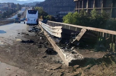 Yolcu otobüsü köprü bariyerlerine çarptı: 1 yaralı 