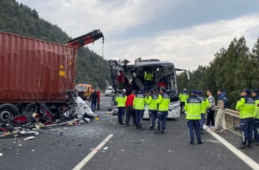 Yolcu otobüsü TIR’a çarptı!