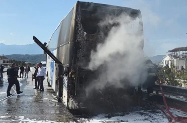 Yolcu otobüsü yandı, bagajdaki 3 tavuk telef oldu 
