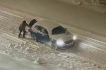 Yolda kalan araçları el birliğiyle çıkardılar 