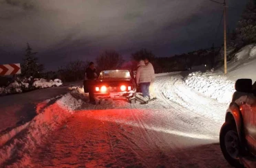 Yolda mahsur kalan vatandaşın yardımına belediye ekipleri yetişti 