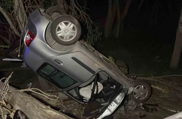 Yoldan çıkan araç devrildi: 1 ölü, 4 yaralı 