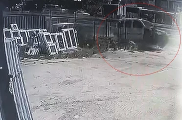 Yoldan çıkan araç iş yerinin bahçesine daldı, sürücü yaralandı 