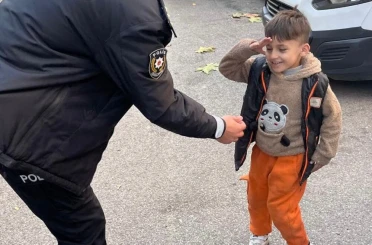 Yoldan geçen emniyet müdürünü gördü, asker selamıyla yürekleri ısıttı 