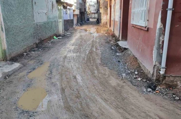 Yollar köstebek yuvasına döndü, mahalleli isyan etti 