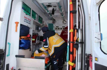 Yolu kapalı köyde rahatsızlanan anne ve bebeği ambulans helikopterle kurtarıldı 