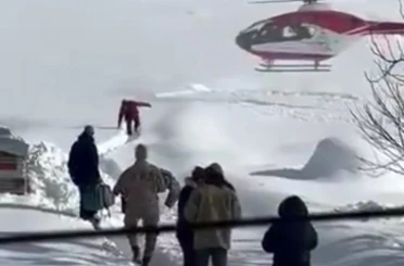 Yolu kapalı mahallede hastalanan bebek, helikopterle hastaneye ulaştırıldı 
