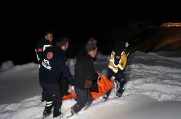 Yolu karla kapanan ve elektrikleri kesik olan köyde oksijensiz kalan hastanın imdadına yetiştiler 