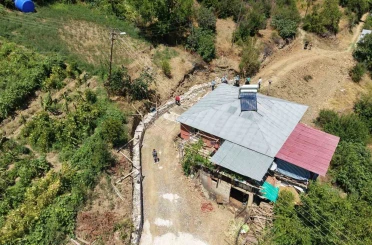 Yolu olmayan yatalak vatandaş için köylü arazisini verdi, belediye yol yaptı 