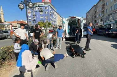 Yolun karşı tarafına geçmeye çalışan kadına motosiklet çarptı: 2 yaralı 